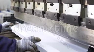 高精度金属板材折弯机对金属板材进行加工切割和折弯