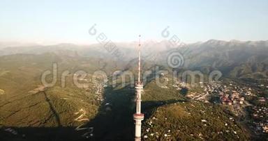 高塔KokTobe的俯视图.. 它提供了<strong>青山</strong>、田野、<strong>高山</strong>和阿拉木图部分地区的全景。