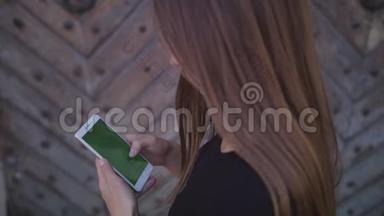 一个人使用带有触摸绿色屏幕的蜂窝电话浏览<strong>社交网络</strong>和通信特写。 <strong>女孩</strong>