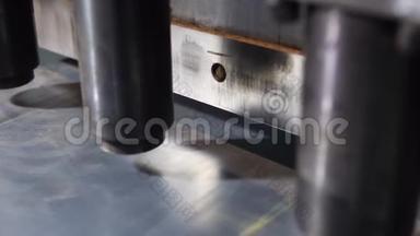 高精度金属板材折弯机对金属板材进行加工切割和折弯