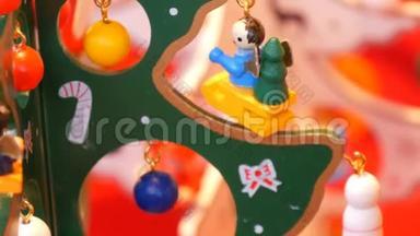 美丽的圣诞树，末端有玩具。 新年和圣诞节的装饰