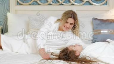 儿童睡前娱乐休闲妈妈女儿摔倒床