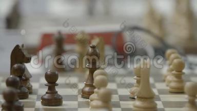象棋比赛中的棋盘和数字。 儿童下棋世界学员锦标赛