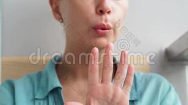妇吹干钉漆后应用.. 女士在家修剪指甲时烘干指甲油。 家庭美甲，美容