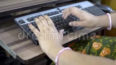 电脑键盘上的女士打字电脑关闭顶部侧视<strong>只有</strong>双手可见