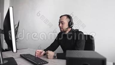年轻的商人或学生穿着衬衫，坐在办公室里的<strong>电脑显示器</strong>上，背景是<strong>白色</strong>的。