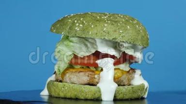 大汉堡，有<strong>肉馅</strong>饼和绿色面包，洋葱，番茄，融化的奶酪，沙拉和蛋黄酱。 孤立汉堡