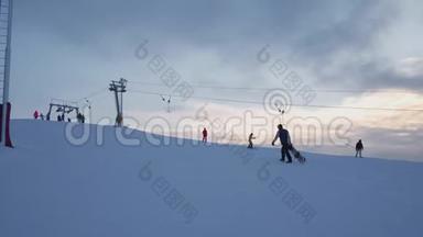极端滑雪者徒步上山，在新鲜的粉末雪到山顶在冬天。 弗赖德滑雪者攀登到穆