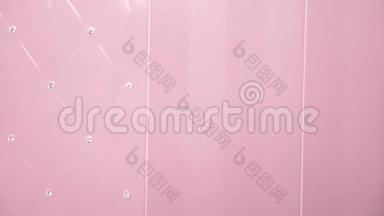 浴室内<strong>有</strong>莱茵石<strong>的</strong>粉色瓷砖，<strong>质感</strong>，背景.. 4k，慢动作