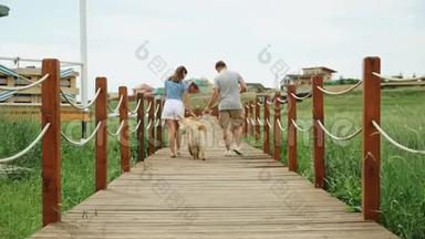 年轻夫妇带着猎犬、木桥、<strong>乡村</strong>、慢动作离开