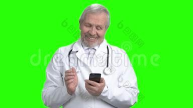 <strong>老</strong>笑医生在智能手机上聊天。