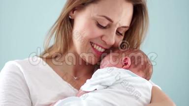 <strong>妈妈</strong>和孩子。 一个女人轻轻地吻她的孩子。 <strong>母亲<strong>节</strong></strong>。