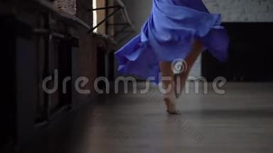 蓝色裙子的<strong>女孩纤细</strong>的腿使舞蹈动作缓慢。