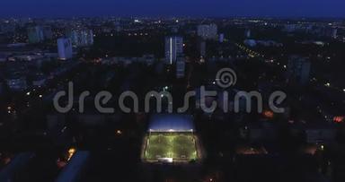 空中城市景观，人们在足球场上训练4K