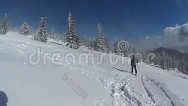在阳光明媚的冬日，<strong>滑雪</strong>者和<strong>滑雪</strong>者在<strong>雪地滑雪</strong>坡上<strong>滑雪</strong>。