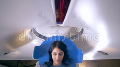 体检时躺在CT或MRI扫描仪上的女人。