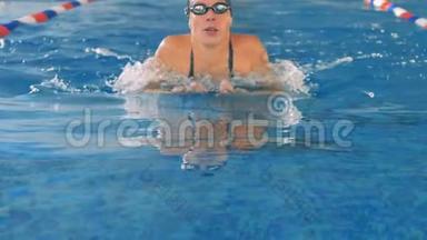 一个女人呼吸空气，潜<strong>入水</strong>下的<strong>游泳</strong>池。