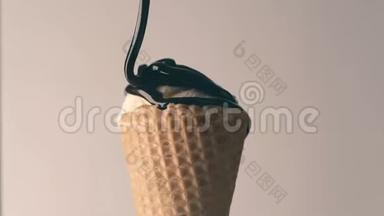 覆盖冰淇淋<strong>蛋筒</strong>和巧克力顶部，特写镜头