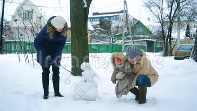 冬天，一家人在公园里堆雪人
