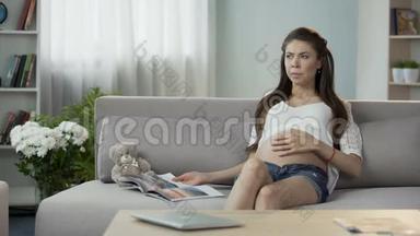 孕妇阅读杂志，有轻微的恶心感觉，呼吸放松