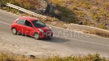 一辆红色的小汽车很快就出现了，在山丘后面的路上行驶