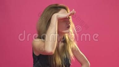 一个穿着夏装的女孩的肖像，用手看着远方，她的额头被粉红色的背景孤立起来