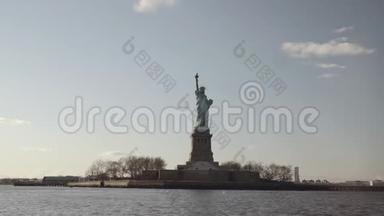 在美利坚合众国<strong>纽约</strong>的日落中拍摄的半宽半幅<strong>自由女神像</strong>