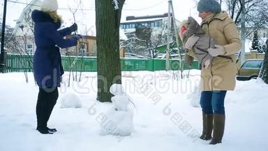 冬天，一家人在公园里<strong>堆雪人</strong>