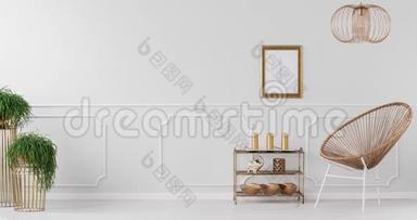 一张金色的椅子、装饰架、金色看台上的植物和明亮客厅内的灰色墙壁的视频