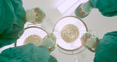 医生在手术室看病人。
