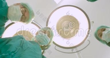 医生在手术室看病人。