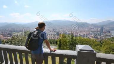 在夏季从<strong>观景台俯瞰</strong>城市的人，在后山天际