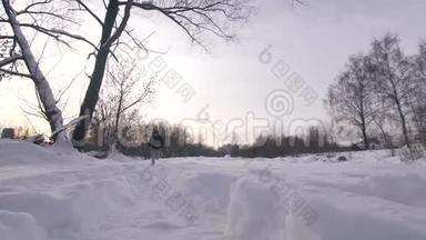 黄昏时分，一个人在深雪中奔跑