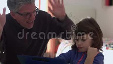 千禧一代的女儿在平板电脑上玩