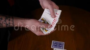 魔术师手上的魔术，`黑色背景上制作扇子卡片