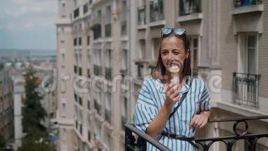 年轻女子在夏日舔冰淇淋