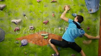 攀岩室内训练<strong>克服</strong>了健身房的墙壁。