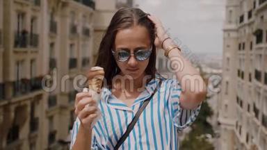 年轻女子在夏日舔冰淇淋