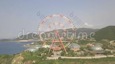 色彩缤纷的摩天轮在游乐园中海山景观鸟瞰.. 大型摩天轮游乐园
