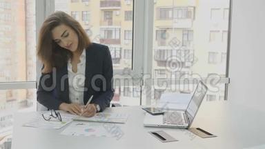 <strong>办公</strong>室工作人员，一个戴眼镜的女商人，坐在<strong>办公楼办公</strong>室的扶手椅上，准备文件