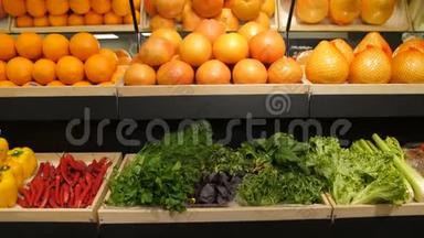 超市货架上的新鲜蔬菜和水果