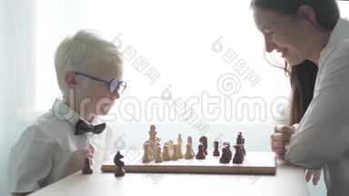 一个年轻的白化病<strong>患者</strong>和他母亲下棋
