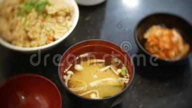 午餐在中餐馆.. 热汤加蘑菇，米饭和辛辣沙拉。 4k，特写
