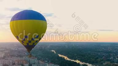乘<strong>坐热气球</strong>飞往城市上空的日落