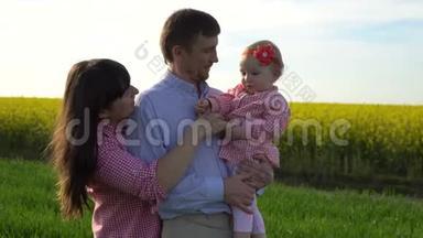 运动视频快乐家庭：父亲、母亲和女儿在夏季野外玩得开心