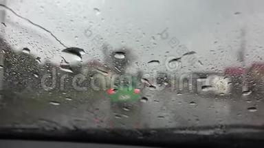 城市雨水、驾驶汽车、道路暴雨、公路、雨水滴