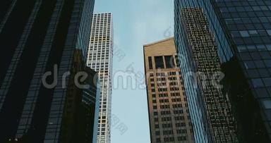 日夜4K时间推移的纽约建筑。 高层摩天大楼低角度POV拍摄。 日落和黄昏。