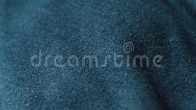 在一家纺织品商店里，一种光滑的蓝色棉布的特写镜头。
