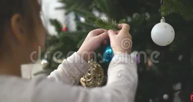 把圣诞<strong>装饰</strong>挂在圣诞<strong>树上</strong>。 用球<strong>装饰</strong>圣诞树。 4K