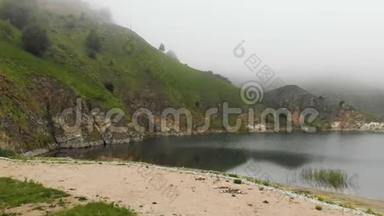 在阴天和雾天的丘陵中鸟瞰山绿松石湖。 北高加索的<strong>地貌</strong>